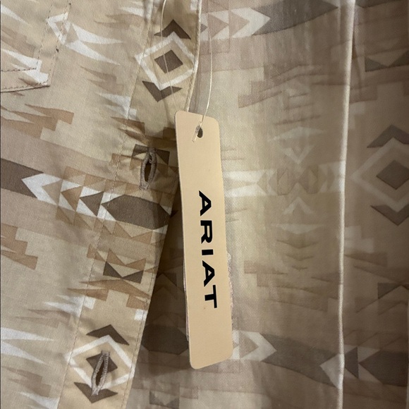 NWT Ariat Tan & White Southwest Pattern Print Shirt - M - Picture 2 of 5